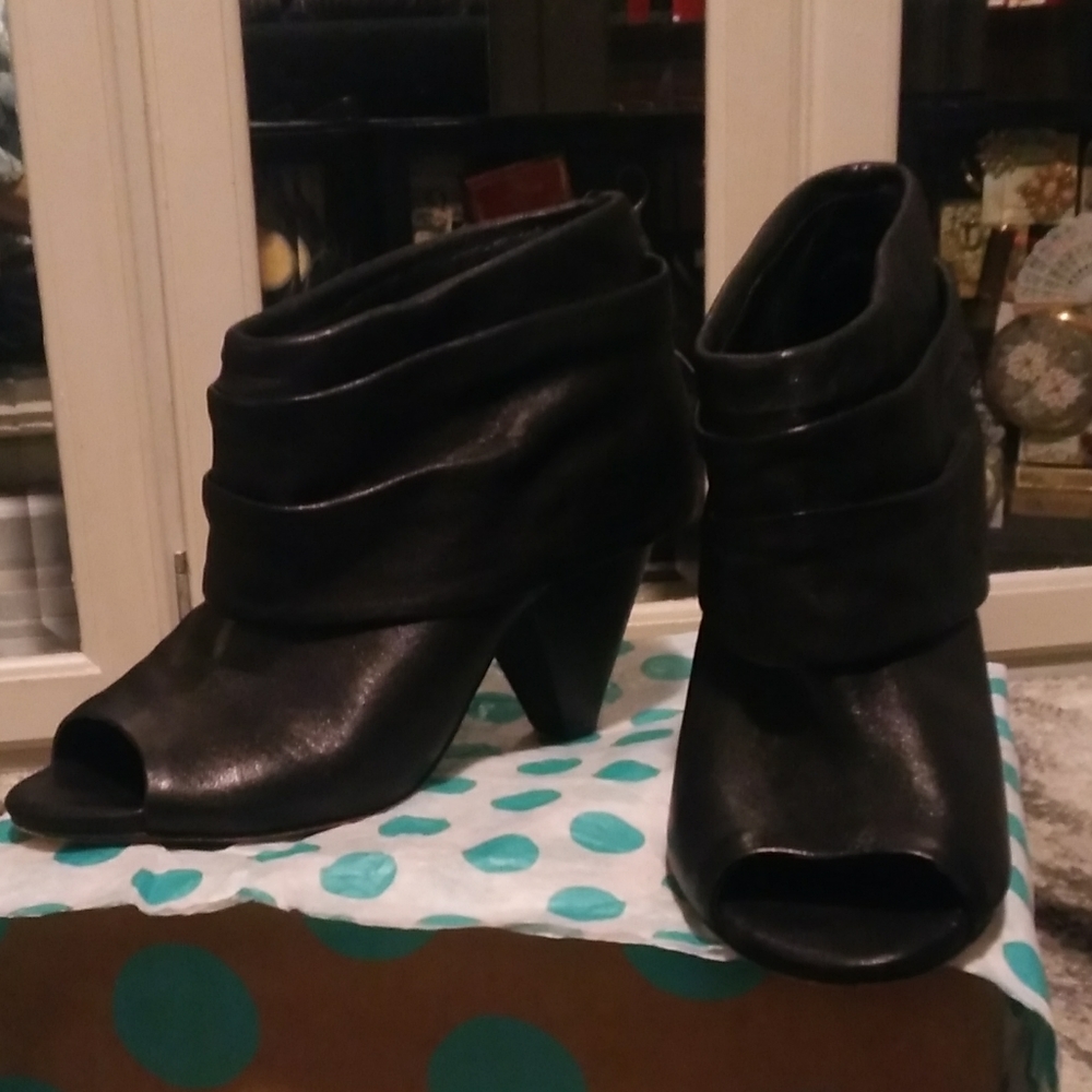 Vince Camuto Size 8 Peep Toe Leather Ankle Boots